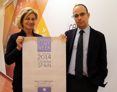 Carmen Galn y Antonio Ruiz posan con el cartel del encuentro.