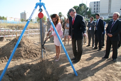 La consejera de Salud y el rector, durante la colocacin de la primera piedra del Imibic