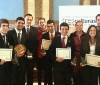 Los campeones junto al vicerrector de Postgrado y a presidenta del Consejo Social