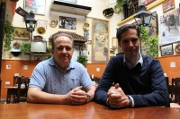 Toms Lpez-Guzmn y Javier Jimnez Beltrn, del Departamento de Economa Aplicada de la UCO, posan en una de las tabernas tpicas de Crdoba donde se realiz el estudio de campo