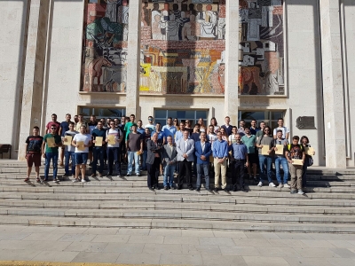 Foto de familia de autoridades y alumnos