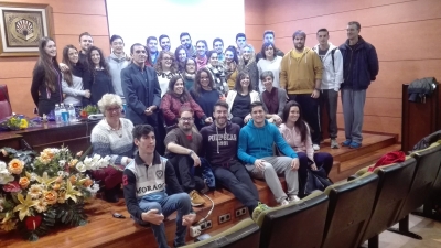 Foto de familia de asistentes a la mesa redonda sobre deporte y discapacidad