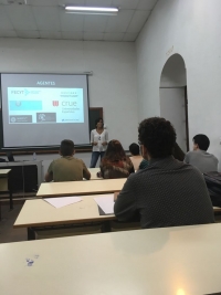 Un momento de la exposicin de Lzaro en el seminario 