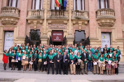 Miembros de la promocin ante la fachada del Rectorado, antigua Facultad de Veterinaria 