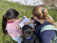 La investigadora Sara Parras junto a dos estudiantes