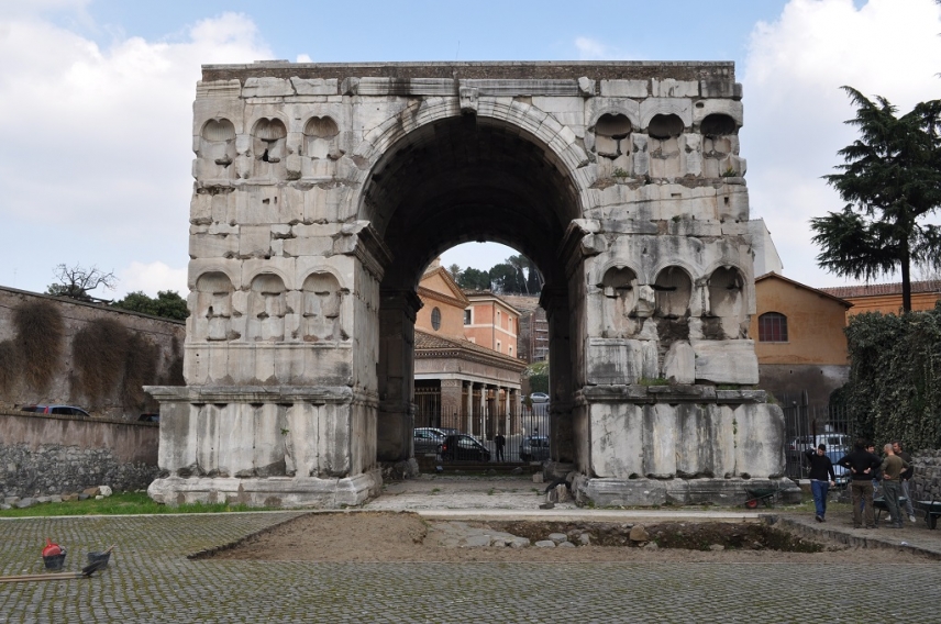 El Arco de Giano de Roma se levantó para conmemorar el triunfo del emperador Constancio II en el siglo IV