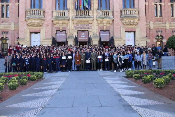 Las autoridades y centros educativos asistentes, en la puerta principal del Rectorado tras la videoconferencia.