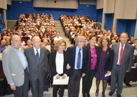 Autoridades academicas juno a Carmen Linares momentos antes de comenzar el acto