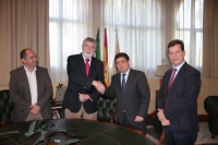 De izq. a dcha., Jess Muoz, gerente de Geolit, el presidente del Consejo Rector de ceiA3, Jos Manuel Roldn, el presidente de Geolit, Francisco Reyes, y el coordinador del Campus Justo Castao