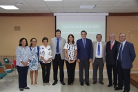 Foto de familia de autoridades y profesorado jubilado