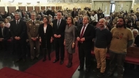 El rector  y el presidente del Consejo Social con los premiados.