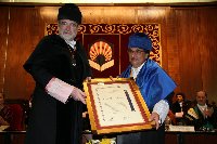 El ex-rector Eugenio Domnguez recibe la medalla de oro de la Universidad de Crdoba de manos del rector Jos Manuel Roldn Nogueras