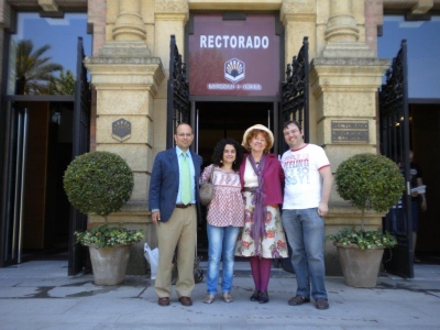 Los representantes de ambas universidades en la puerta del Rectorado