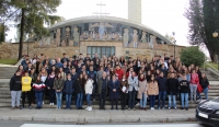 Foto de familia de autoridades y alumnos participantes en la actividad