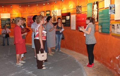 Un momento de la visita a los monumentos funerarios de Puerta Gallegos