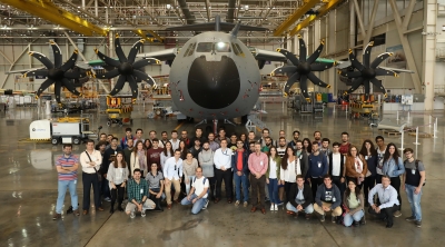 Estudiantes y profesores durante la visita a AIRBUS DEFENCE AND SPACE (Sevilla)