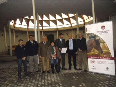 Criadores y universitarios, en las instalaciones del hospital, tras la firma del convenio