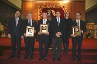 Autoridades y premiados al trmino del acto.