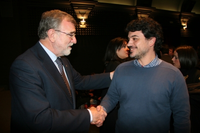 El rector saluda al director del corto durante su estreno en Crdoba