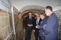 El rector de la Universidad de Crdoba, acompaado de autoridades durante el recorrido realizado a lo largo de la exposicin de Ibn-Firns en el Alczar de los Reyes Cristianos.