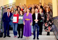 Foto de familia de autoridades, premiados y participantes en las jornadas