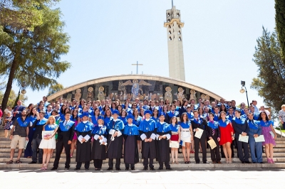 Profesores y alumnos tras el acto de graduacin