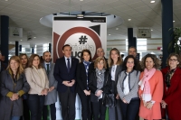 Foto de familia del rector con decanos y directores, a la entrada de OrientaUCO