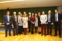 Foto de familia de autoridades y premiados.