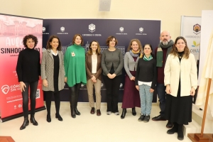 De izquierda a derecha: María del Mar Ordónez Zafra, coordinadorade Cohabita, Lourdes Arce, vicerrectora de Innovación y Transferencia, Eva Contador Contador, delegada de Asuntos Sociales del Ayuntamiento de Córdoba, Sara Pinzi, vicerrectora de Igualdad, Inclusión y Compromiso Social de la UCO, Carmen Cruz Torres y Amalia Reina, coordinadoras del proyecto, María Esperanza Jurado, usuaria de la casa de acogida municipal y colaboradora en el desarrollo de la web, Eduardo García Carmona, delegado de fundación Prolibertas Córdoba