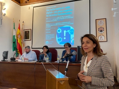 La vicerrectora de Innovación y Transferencia, Lourdes Arce, durante la presentación del libro