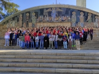 Participantes de Café con Ciencia frente al Salón de Actos Juan XXIII