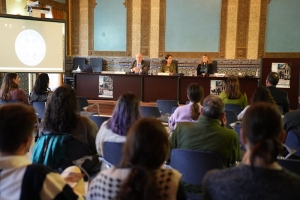 En la mesa de izquierda a derecha: Francisco Muñoz Usano, presidente del Consejo Social, Lourdes Arce Jiménez, vicerrectora de Innovación y Transferencia y Valentina Lucena Jurado, investigadora del Departamento de Psicología