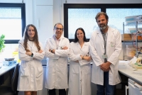 Parte del equipo que ha realizado la investigación, en el laboratorio del IMIBIC.